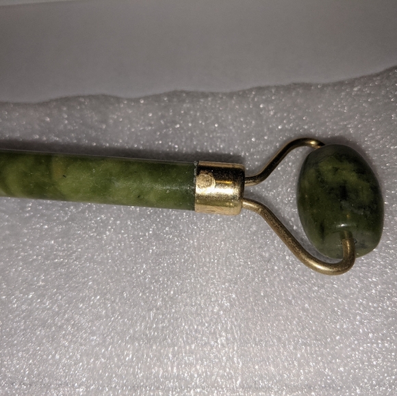 Jade Roller and Gua Sha - Picture 5 of 5